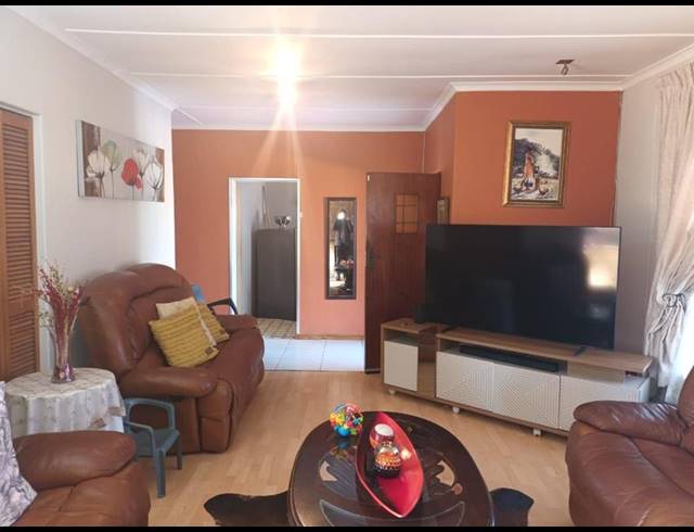 5 BEDROOM HOUSE FOR SALE IN MONDEOR